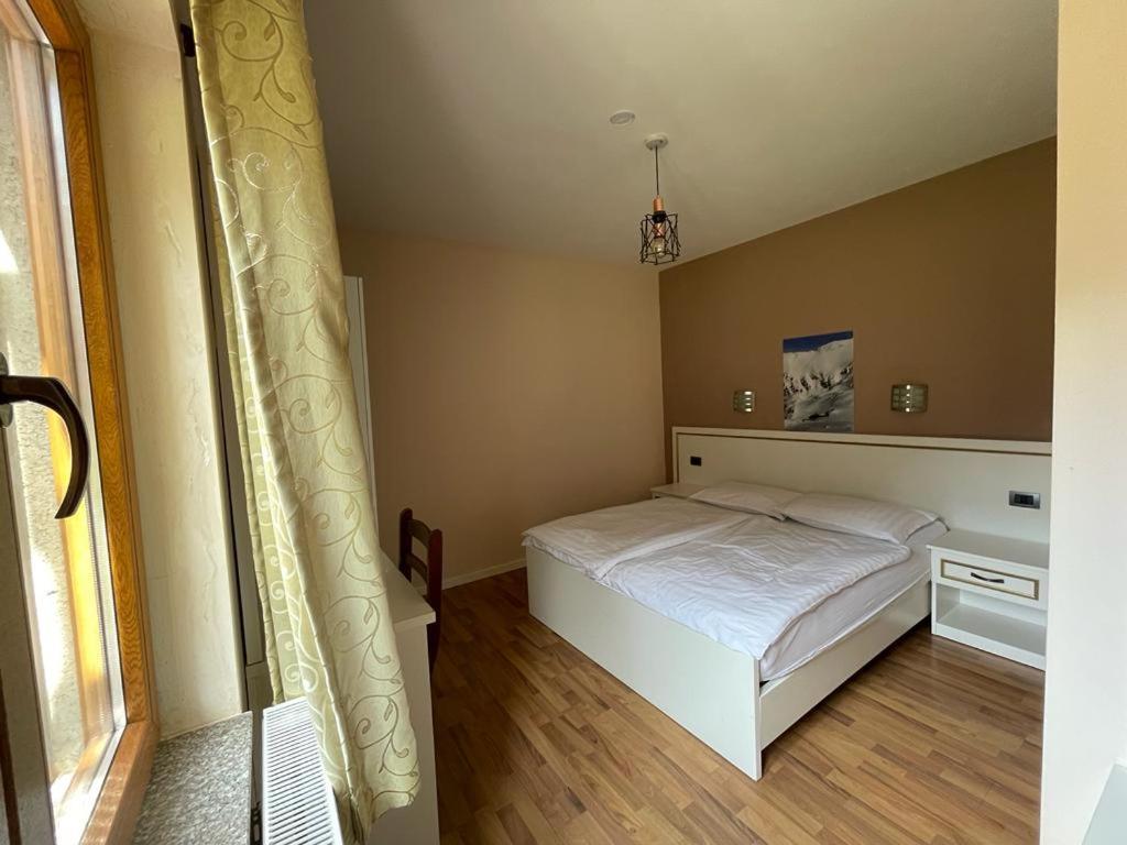 Hotel Margjeka ヴァルボナ エクステリア 写真