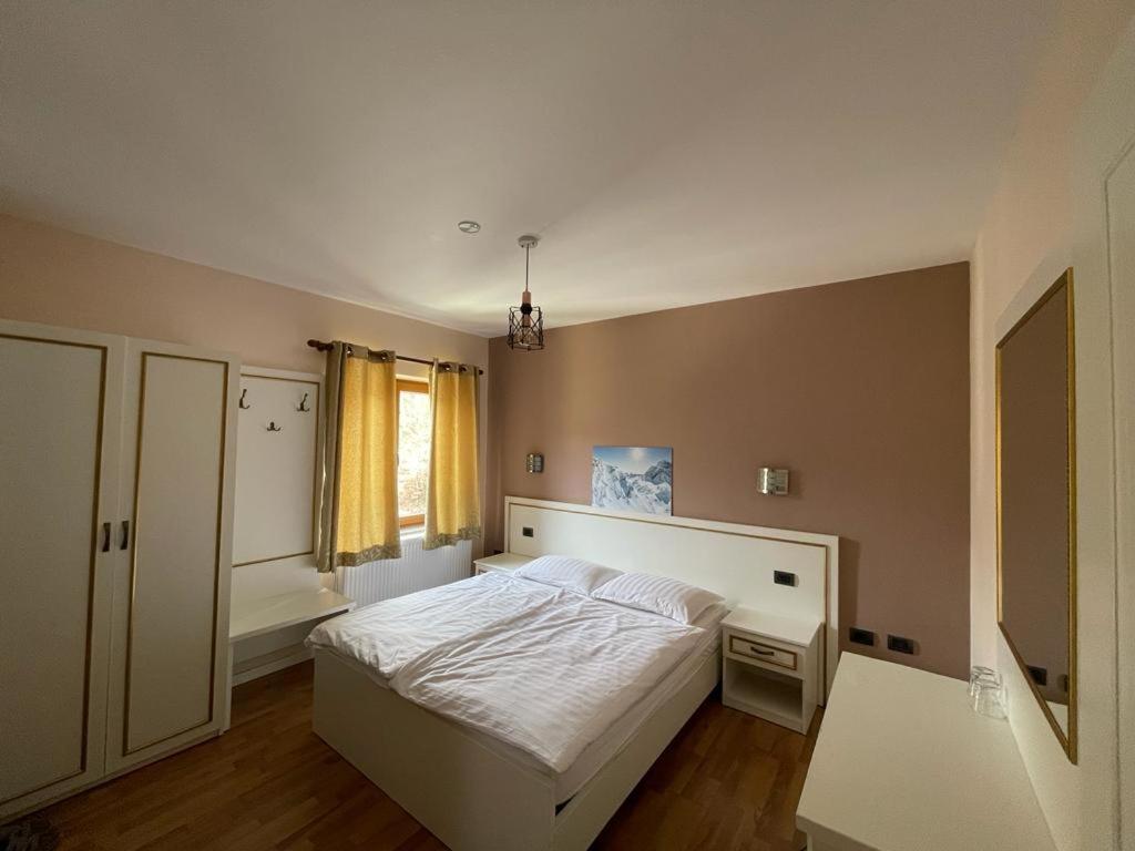 Hotel Margjeka ヴァルボナ エクステリア 写真